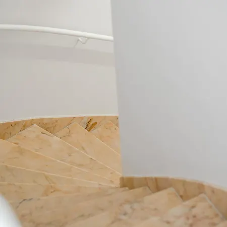 Spacious Stylish Apartment *